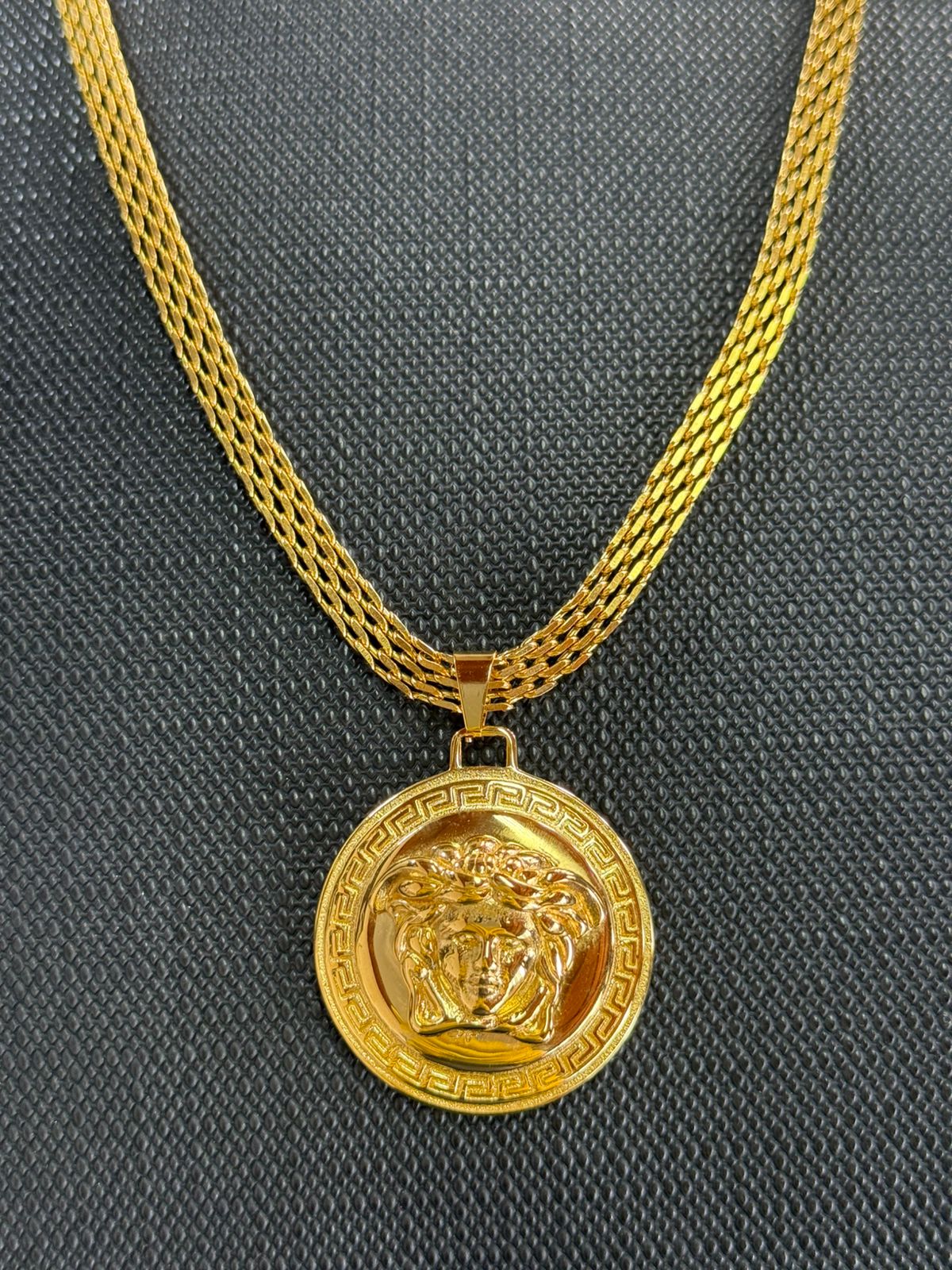 Dije Versace